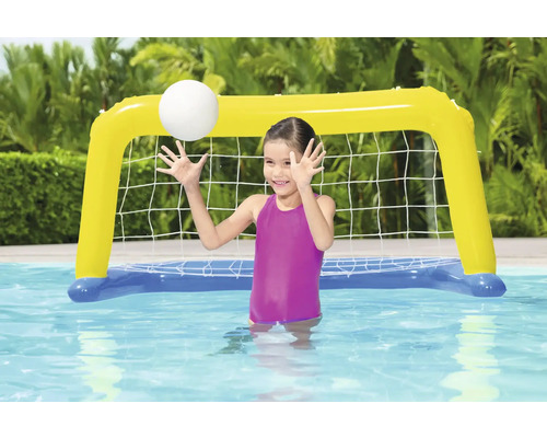 Fată jucând cu poartă de polo pe apă gonflabilă în piscină