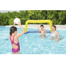 Scenă în piscină cu copii și o poartă gonflabilă de polo pe apă