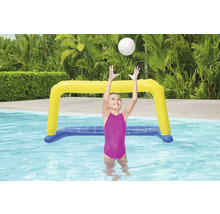 Fată jucând cu o poartă de polo pe apă gonflabilă în piscină