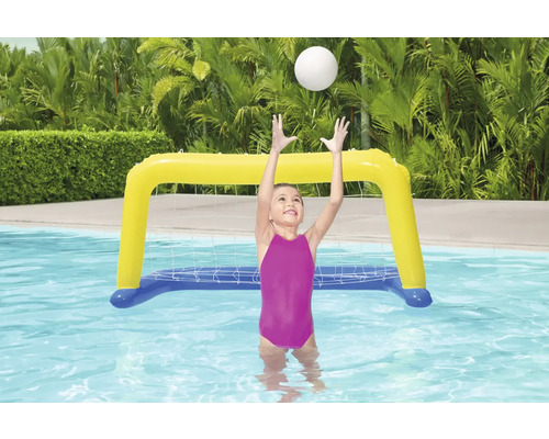 Fată jucând cu o poartă de polo pe apă gonflabilă în piscină