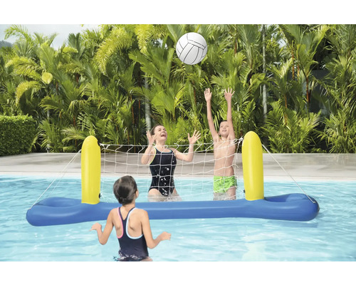 Scenă în piscină cu plasă de volei gonflabilă și persoane jucând