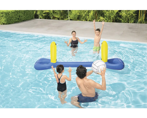 Familie joacă cu o plasă de volei gonflabilă în piscină