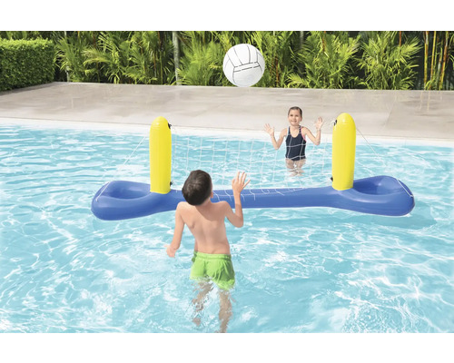 Fileu gonflabil de volei în piscină cu copii jucându-se