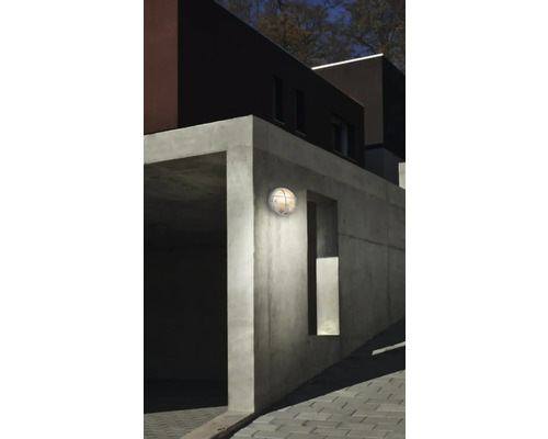 Lumină de exterior pe un perete de beton