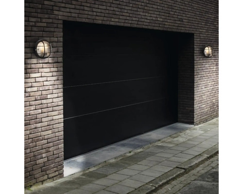 Ușă de garaj cu zidărie și două lumini exterioare