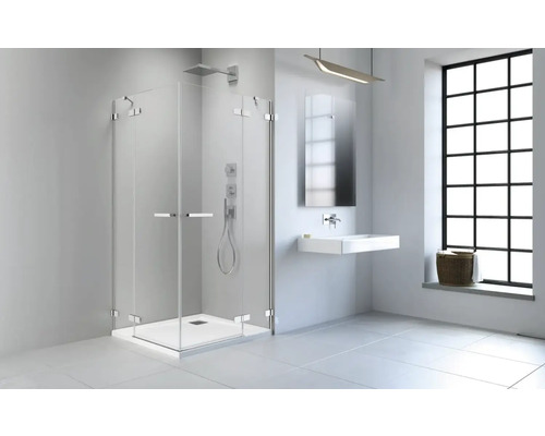 Baie luminoasă cu cabină de duș din sticlă, lavoar și fereastră mare pentru multă lumină naturală.