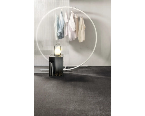 Interior modern cu suport pentru haine, lampă și unitate de depozitare