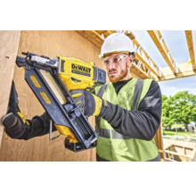 Artizan folosind un aparat de bătut cuie cu acumulator DeWalt pentru fixarea lemnului