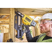 Artizan folosind un pistol de bătut cuie DeWalt.