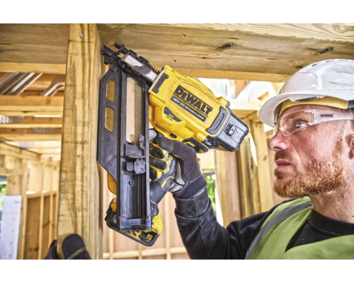 Artizan folosind un pistol de bătut cuie DeWalt.