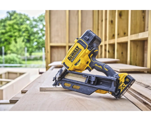 Mașină de bătut cuie DeWalt pe suprafață de lemn