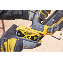 Șurubelniță cu acumulator cu baterie DeWalt de 18 volți 5 amperi-oră.