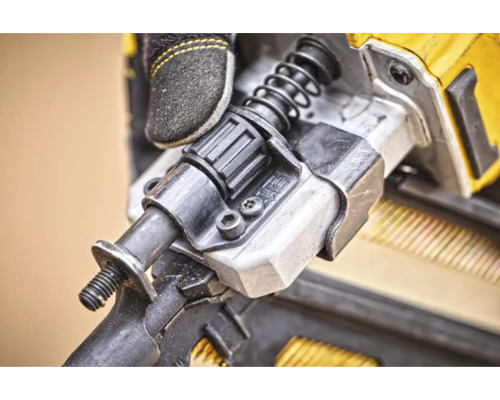 Imagine detaliată cu un pistol pneumatic de bătut cuie