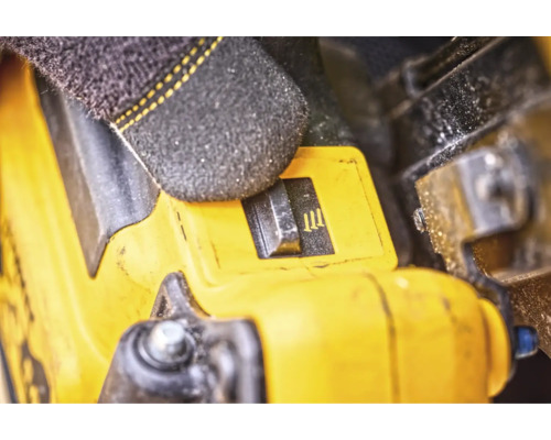 Prim-plan cu drujbă cu comutator și mănușă