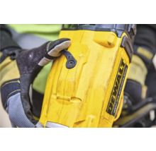 Prim-plan cu o mașină de găurit fără fir Dewalt, cu o mână care acționează un comutator.