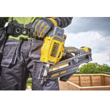 O persoană cu mănuși de lucru și curea de scule poartă un aparat de bătut cuie DeWalt galben.