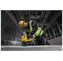 Un muncitor în construcții folosește o ancoră cu cuie DeWalt pentru a fixa structuri metalice.