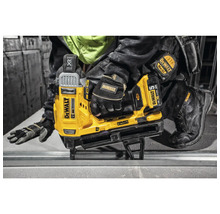 Pistol de bătut cuie cu acumulator DeWalt utilizată pe un șantier