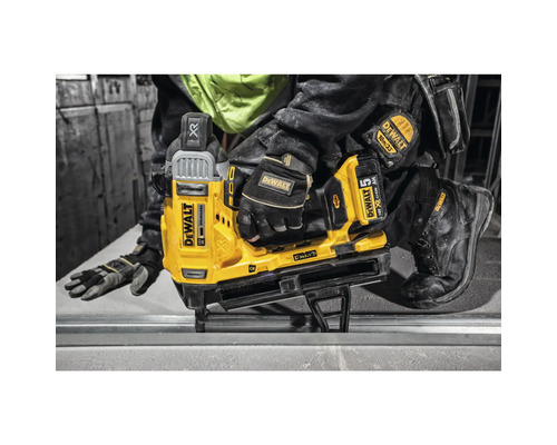 Pistol de bătut cuie cu acumulator DeWalt utilizată pe un șantier