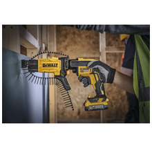 Șurubelniță automată DeWalt înșurubează un șurub într-un perete