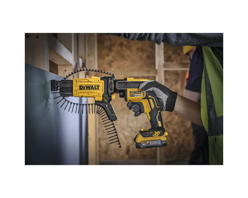 Șurubelniță automată DeWalt înșurubează un șurub într-un perete