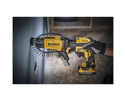 Șurubelniță cu magazie DeWalt cu bandă de șuruburi înșurubată în perete.