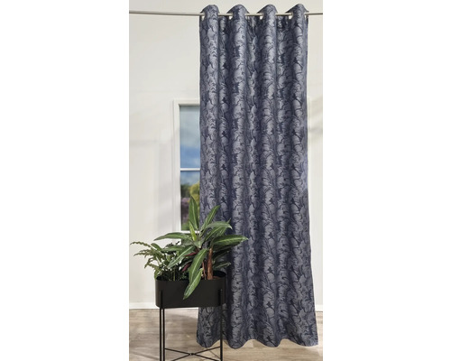 Cortină cu inele și model de frunze în fața ferestrei și a plantei de apartament