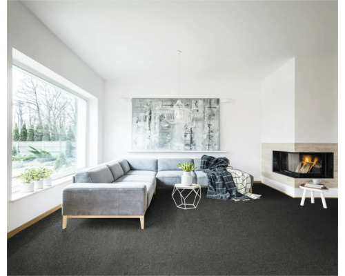 Cameră de zi luminoasă cu canapea de colț, șemineu și covor