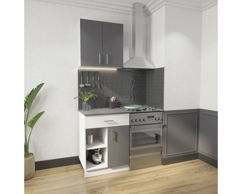 Bucătărie compactă cu dulapuri superioare și inferioare, hotă și aragaz