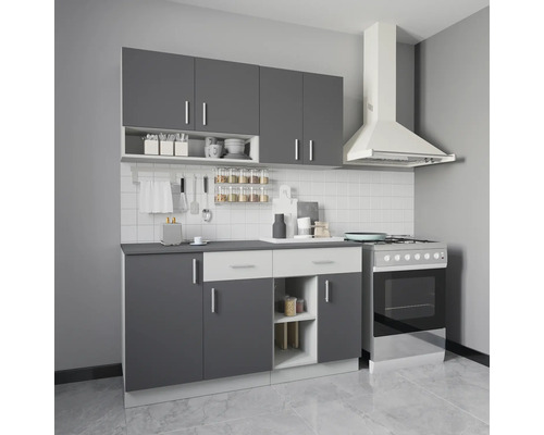 Bucătărie gri cu dulapuri suspendate, hotă de aragaz și aragaz