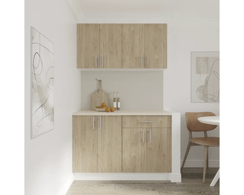 Mobilier de bucătărie cu dulapuri superioare și inferioare cu design din lemn, inclusiv blat de lucru și mânere.