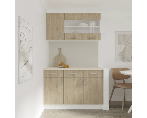 Corp de bucătărie cu dulapuri superioare și inferioare cu aspect de lemn, completat de un blat de bucătărie