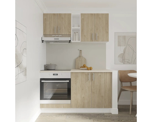 Bucătărie compactă cu dulapuri superioare și inferioare, hotă și cuptor încorporat