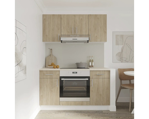 Chicineta mică cu dulapuri suspendate, aragaz și hotă