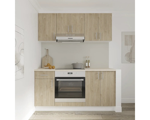 Bloc de bucătărie cu dulapuri suspendate, hotă și cuptor încorporabil, cu aspect de lemn deschis la culoare