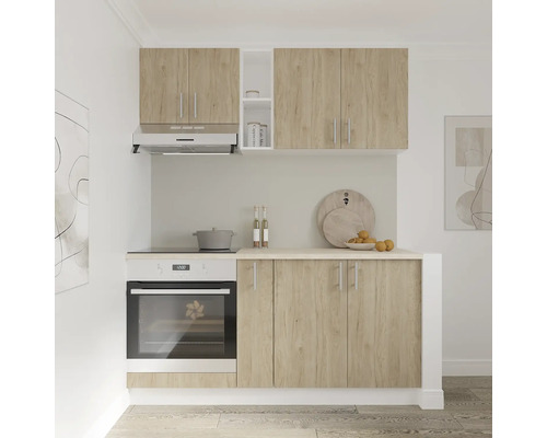 Bloc de bucătărie cu dulapuri suspendate, hotă și cuptor încorporabil cu aspect de lemn deschis
