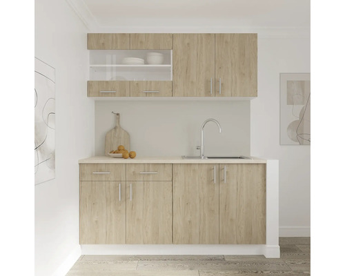 Bucătărie modernă cu chiuvetă și dulapuri suspendate cu aspect de lemn