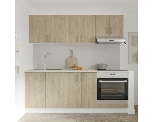 Unitate de bucătărie cu dulapuri superioare și inferioare, chiuvetă, hotă și cuptor