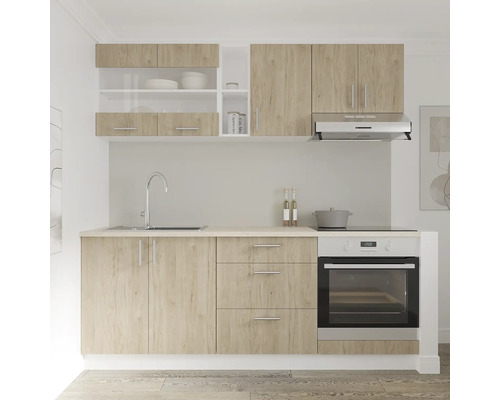 Corp de bucătărie cu chiuvetă, sertare, dulapuri superioare și inferioare și un aragaz cu cuptor.