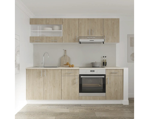 Bucătărie încorporată luminoasă cu chiuvetă, aragaz și dulapuri suspendate