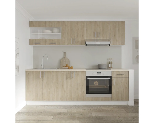 Bucătărie modernă cu fronturi din lemn, chiuvetă, aragaz și hotă