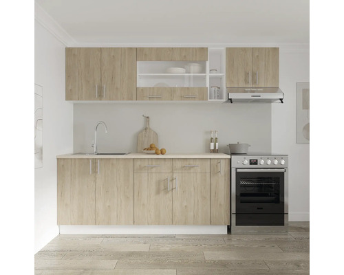 Bucătărie luminoasă cu chiuvetă, aragaz și dulapuri superioare și inferioare