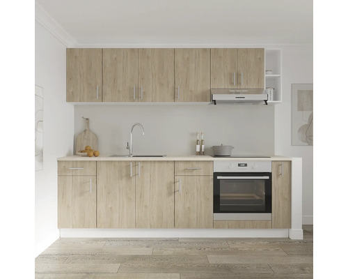 Bucătărie cu chiuvetă, plită și dulapuri