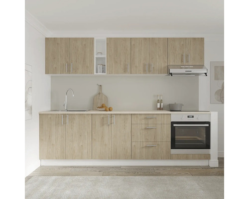 Bucătărie completă cu dulapuri superioare și inferioare, chiuvetă, hotă și cuptor.