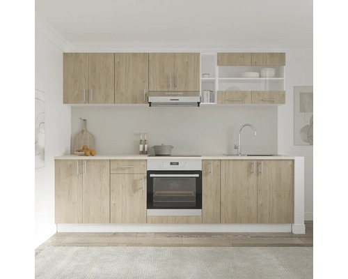 Linie de bucătărie cu dulapuri superioare și inferioare și aparate electrice