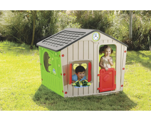 Căsuță de joacă din plastic cu copii în grădină