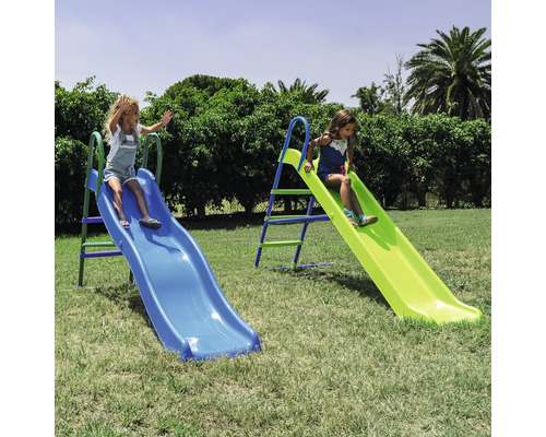 Doi copii care se joacă pe un tobogan albastru și unul galben într-o grădină.