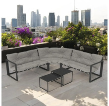 Set de lounge de grădină cu canapea de colț și două mese pe o terasă pe acoperiș cu vedere la oraș