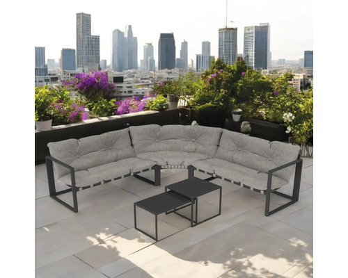 Set de lounge de grădină cu canapea de colț și două mese pe o terasă pe acoperiș cu vedere la oraș