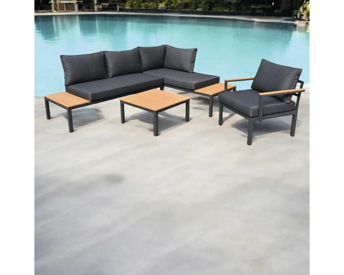 Set de mobilier de grădină cu canapea de colț, fotoliu și masă pe o terasă lângă piscină